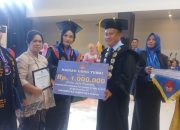Terima Piagam Penghargaan dan Bonus Uang Tunai, Ini 7 Lulusan Terbaik di Wisuda Untika Luwuk 