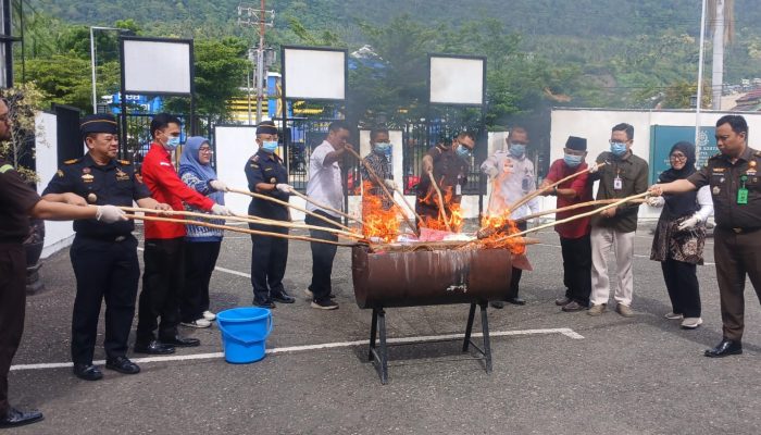 Kejari Banggai Musnahkan Barang Bukti 13 Perkara, Narkotika Mendominasi