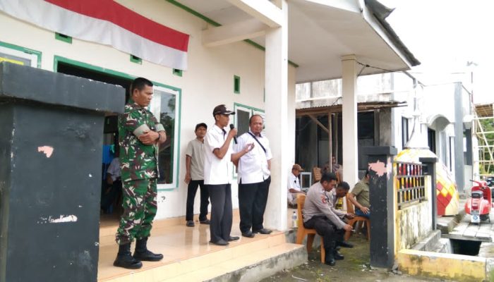 Warga Geruduk Kantor Desa Tirta Jaya Toili Jaya, Minta Kades Mundur!