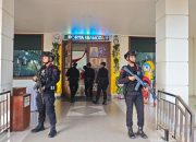 Jamin Keamanan, Brimob Polda Sulteng Sterilisasi Gereja Jelang Misa Natal di Luwuk