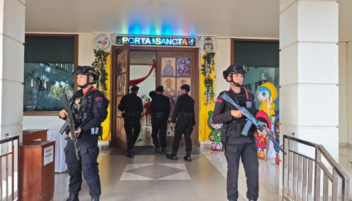 Jamin Keamanan, Brimob Polda Sulteng Sterilisasi Gereja Jelang Misa Natal di Luwuk