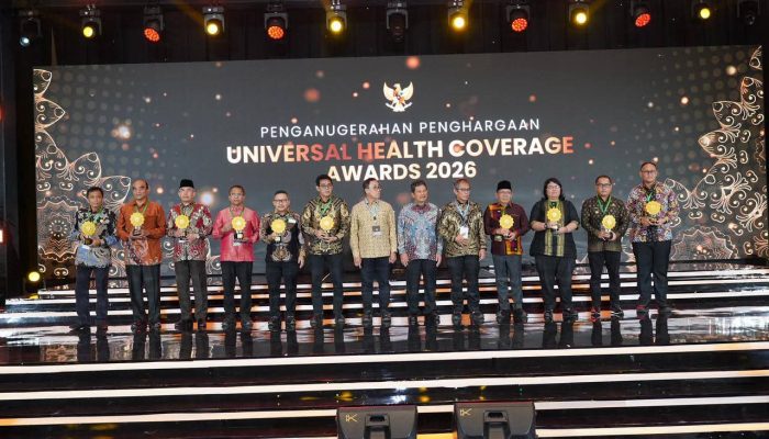 Cakupan Peserta JKN 99,83 Persen, Bupati Banggai Raih UHC Awards Kategori Madya 