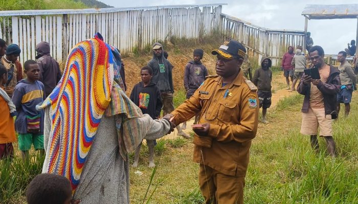 Pembagian BLT dan Pembelian Dua Ekor Babi untuk Bakar Batu Natal Jemaat Efata Togowa