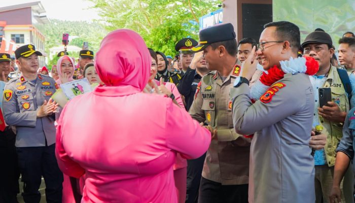 Dipimpin Langsung Kapolres Banggai, Suasana Haru Warnai Tradisi Pelepasan AKBP Putu yang Mutasi Jadi Wakapolresta Bandung