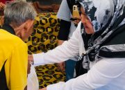 Sasar Jayabakti Pagimana, CEO PT KLS Turun Langsung Salurkan Ratusan Paket Sembako 