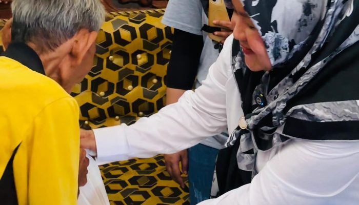 Sasar Jayabakti Pagimana, CEO PT KLS Turun Langsung Salurkan Ratusan Paket Sembako 