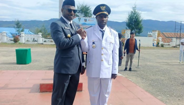 Nikolaus Degei Resmi Dilantik Jadi Kepala Distrik Topiyai oleh Bupati Paniai