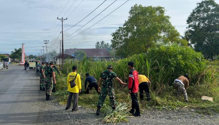 Anggota Koramil 1308-14/Toili Ikuti Kamis Kerja Bakti Bersama di Desa Tirtasari