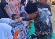 Bupati Bangkep Serahkan Bantuan Seragam Sekolah untuk Siswa SDN Pembina Salakan