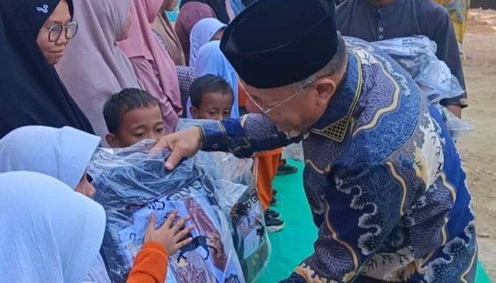 Bupati Bangkep Serahkan Bantuan Seragam Sekolah untuk Siswa SDN Pembina Salakan