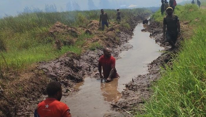 Kompak dan Penuh Semangat, Warga Momageida Perbaiki Jalan Trans dan Saluran Drainase