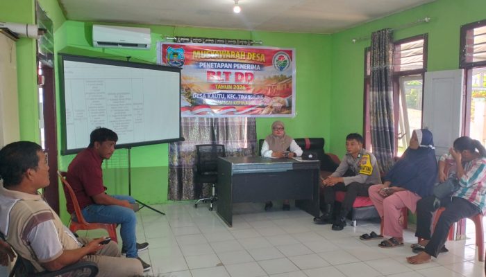 Kawal BLT Dana Desa Tepat Sasaran, Bhabinkamtibmas Hadiri Musdes di Desa Kautu