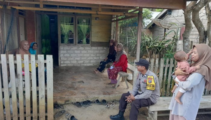 Bhabinkamtibmas Polsek Tinangkung Sambangi Warga Desa Kautu untuk Jaga Kamtibmas