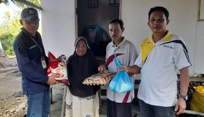 Sambut HPN 2026, Wartawan di  Banggai Laut Bagikan Paket Sembako ke Warga yang Membutuhkan