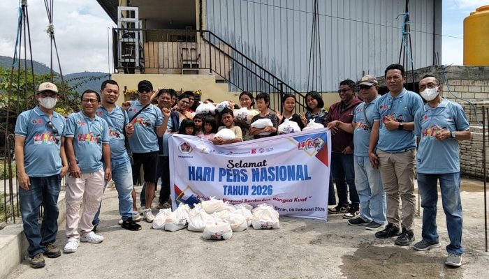 Sambut Hari Pers Nasional, PWI Banggai Bersama KLS Berbagi Sembako ke Panti Asuhan