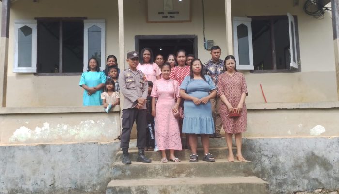 Polsek Liang Pererat Silaturahmi Lewat Program Minggu Kasih di Gereja Santa Bernadette