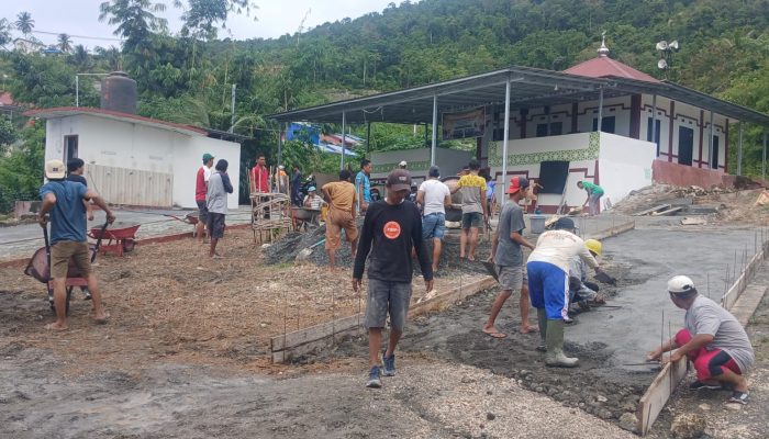 Jelang Ramadhan, Pengurus Masjid Al Fattah BTN Bukit Mambual Gelar Kerja Bakti Bersih-bersih Hingga Pengecoran