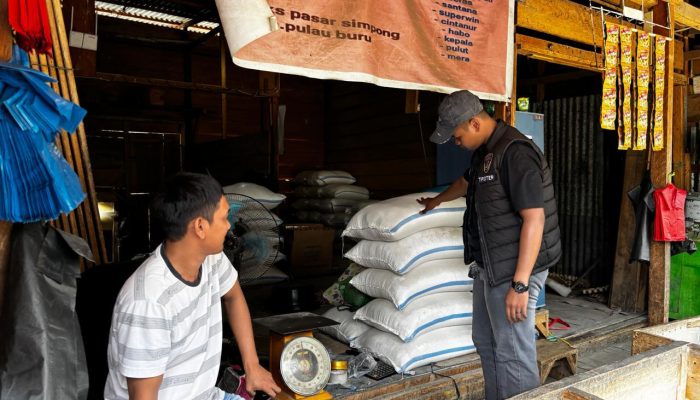 Polres Banggai Sidak Pasar Simpong, Harga Beras Dipastikan Stabil dan Sesuai HET