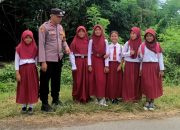 Cegah Kecelakaan, Bhabinkamtibmas Polsek Totikum Edukasi Pelajar Desa Tobungku tentang Keselamatan Lalu Lintas