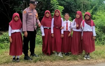 Cegah Kecelakaan, Bhabinkamtibmas Polsek Totikum Edukasi Pelajar Desa Tobungku tentang Keselamatan Lalu Lintas
