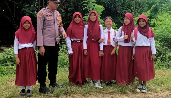 Cegah Kecelakaan, Bhabinkamtibmas Polsek Totikum Edukasi Pelajar Desa Tobungku tentang Keselamatan Lalu Lintas
