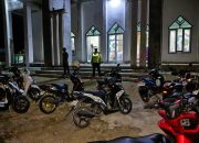 Porsonel Polres Bangkep Kawal Salat Tarawih di Masjid Al-Mubarak, Pastikan Ibadah Berjalan Khusyuk