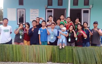 Mahasiswa KKN-MB Unismuh Luwuk Gelar Pelatihan Atap Daun Sagu di  Hohudongan