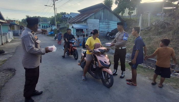 Berkah Ramadhan, Polsek Balantak dan Bhayangkari Bagikan Ratusan Paket Takjil