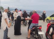 Ramadhan Berbagi, Sat Narkoba Polres Banggai Bagikan Takjil kepada Pengendara