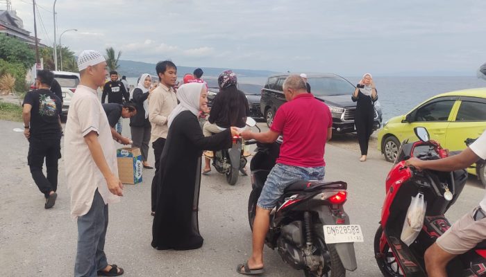 Ramadhan Berbagi, Sat Narkoba Polres Banggai Bagikan Takjil kepada Pengendara