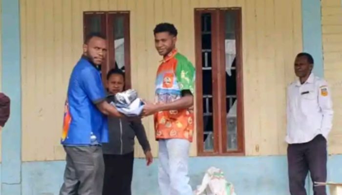 SMK Pertanian Yamewa Paniai Bagikan Seragam Sekolah, Tumbuhkan Semangat dan Karakter Siswa