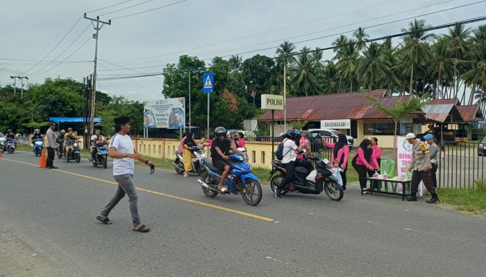 Menjemput Berkah Ramadhan, Polsek Kintom Bagikan 200 Paket Takjil