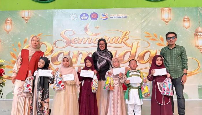 Azkayra Malaikat Arfa Juara 1 Lomba Busana Muslim Semarak Ramadhan Unismuh Luwuk