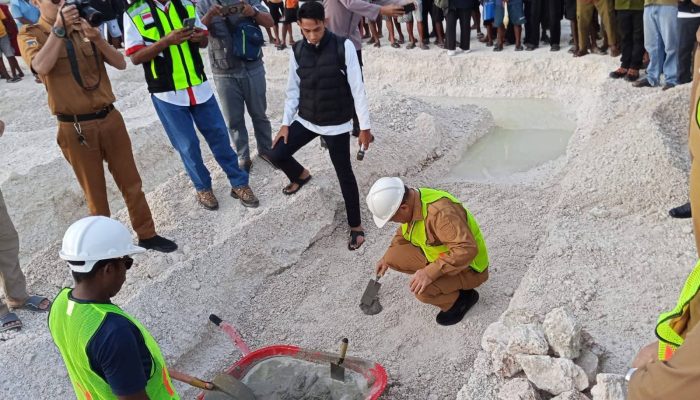 Bupati Rusli Letakkan Batu Pertama Pembangunan Kampung Nelayan Merah Putih di Kalumbatan