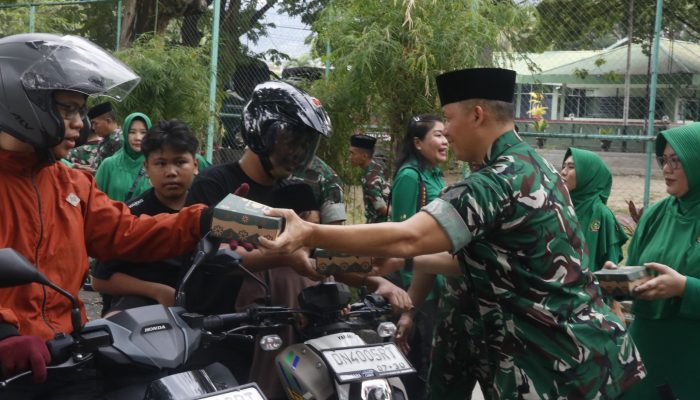 Kodim 1308/Luwuk Banggai Bagikan Takjil kepada Masyarakat