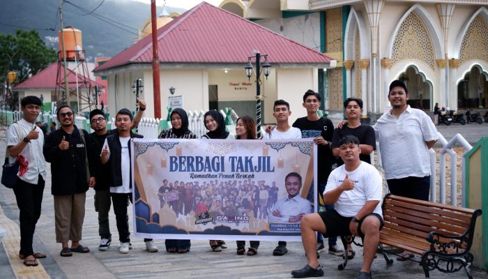 Gaming Committee Luwuk Banggai Berbagi Takjil di Depan Masjid Agung An Nur