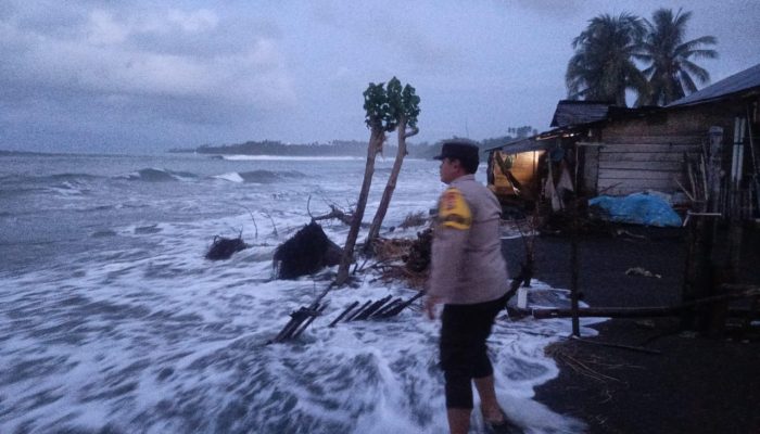 6 Rumah Warga di Longkoga Barat Rusak Diterjang Gelombang Tinggi